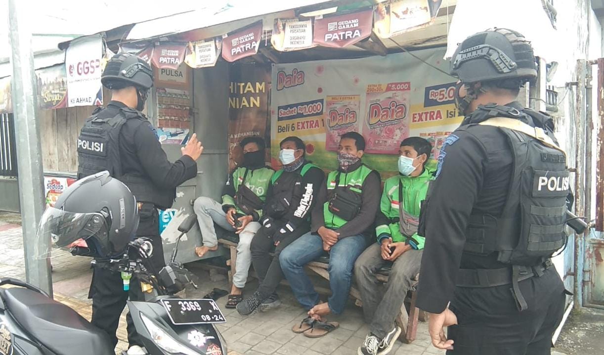 Ditengah PPKM, Tim Patroli Brimob Jabar Berikan Edukasi Prokes Kepada Driver Ojol
