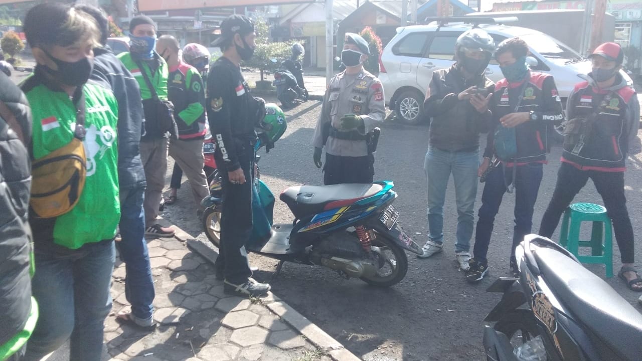 Patroli Brimob Jabar Ajak Ojol Agar Patuhi Protokol Kesehatan Guna Cegah Covid-19