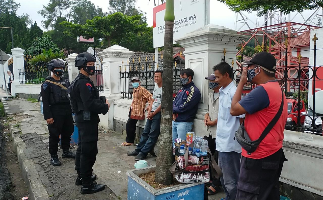 Peduli Kesehatan Ditengah PPKM, Brimob Jabar Sampaikan Prokes Kepada Warga