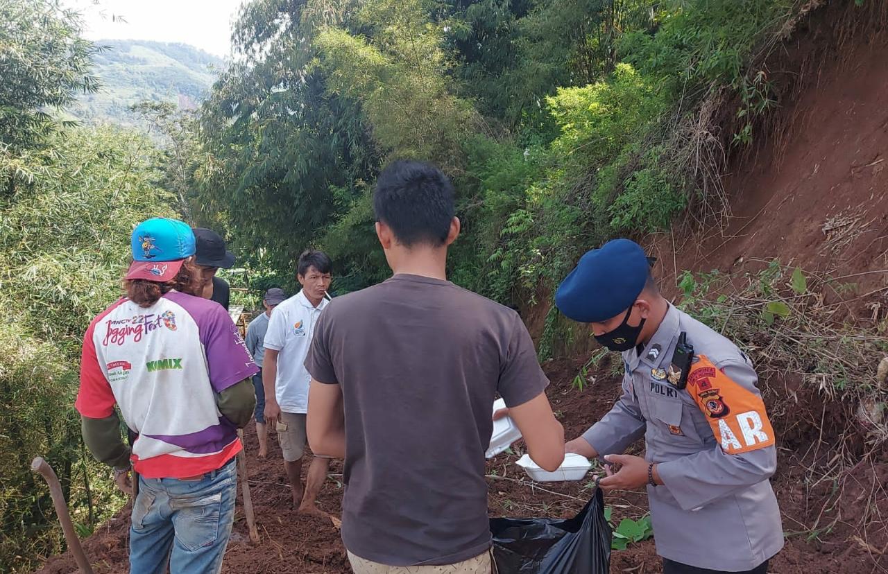 Brimob Jabar Bagikan Logistik Makanan Kepada Pengungsi Dan Relawan Penanggulangan Bencana