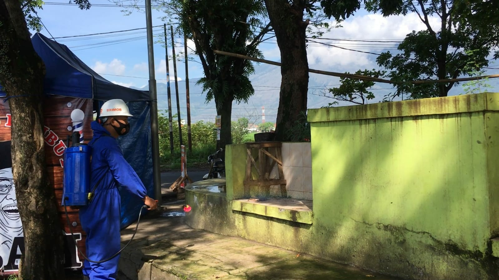 Bukti Kepedulian Brimob Jabar Cegah Covid-19, Laksanakan Penyemprotan Disinfektan Di Taman Kota