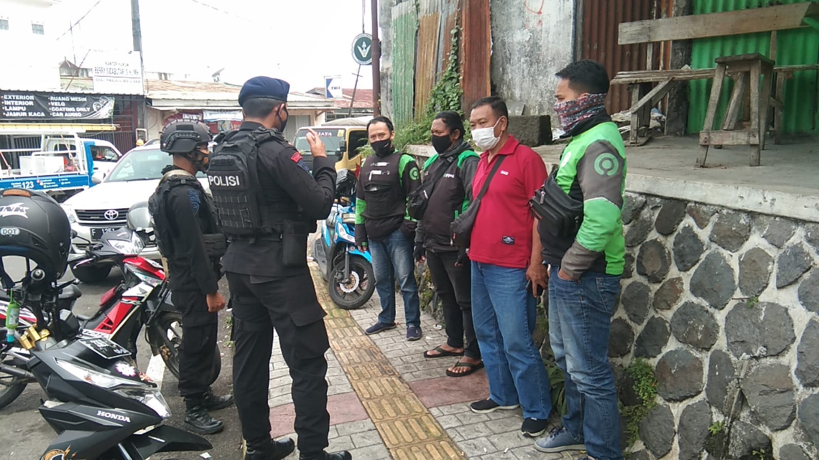 Perangi Covid-19, Patroli Brimob Jabar Edukasi Protokol Kesehatan Kepada Driver Ojek Cipanas
