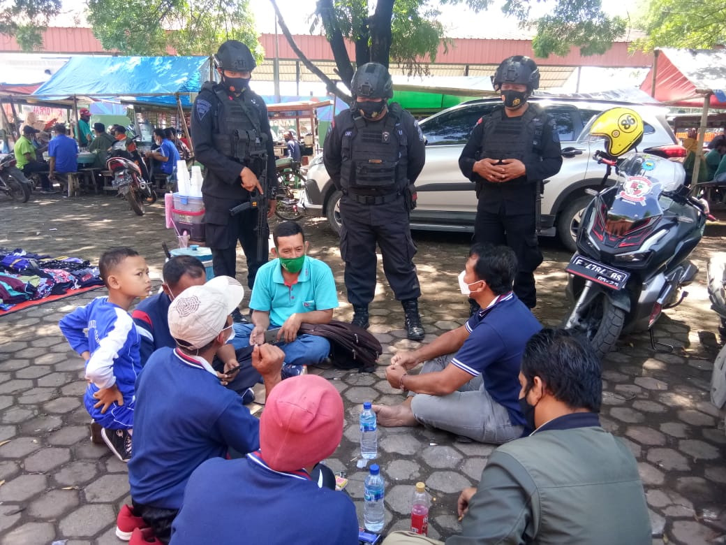 Dengan Cara Humanis, Brimob Jabar Terus Sampaikan Himbauan Prokes Kepada Warga Dan Anak-anak 