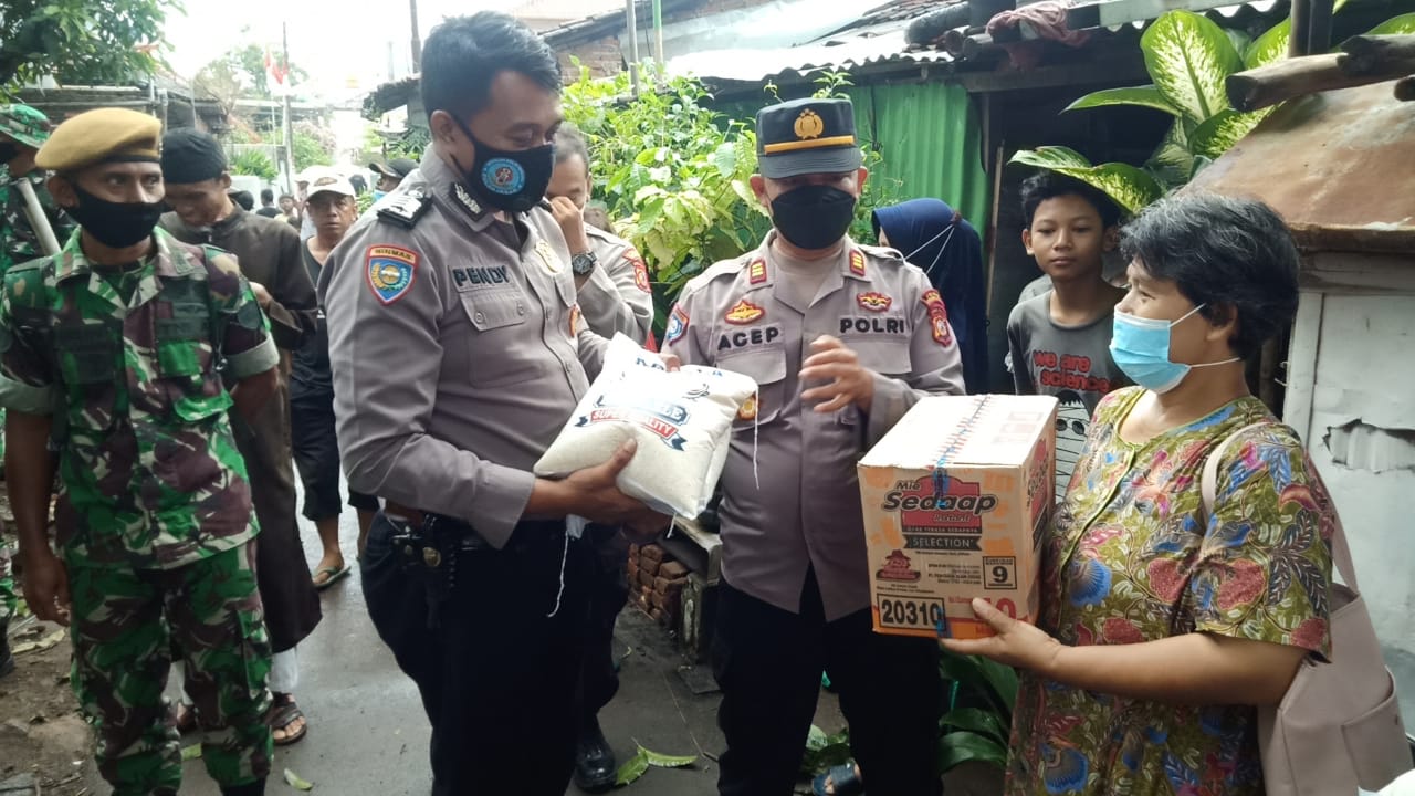 Kabid Humas Polda Jabar : Polisi Aksi Bansos Ditengah Eksekusi Pohon Tumbang Menimpa Rumah Warga