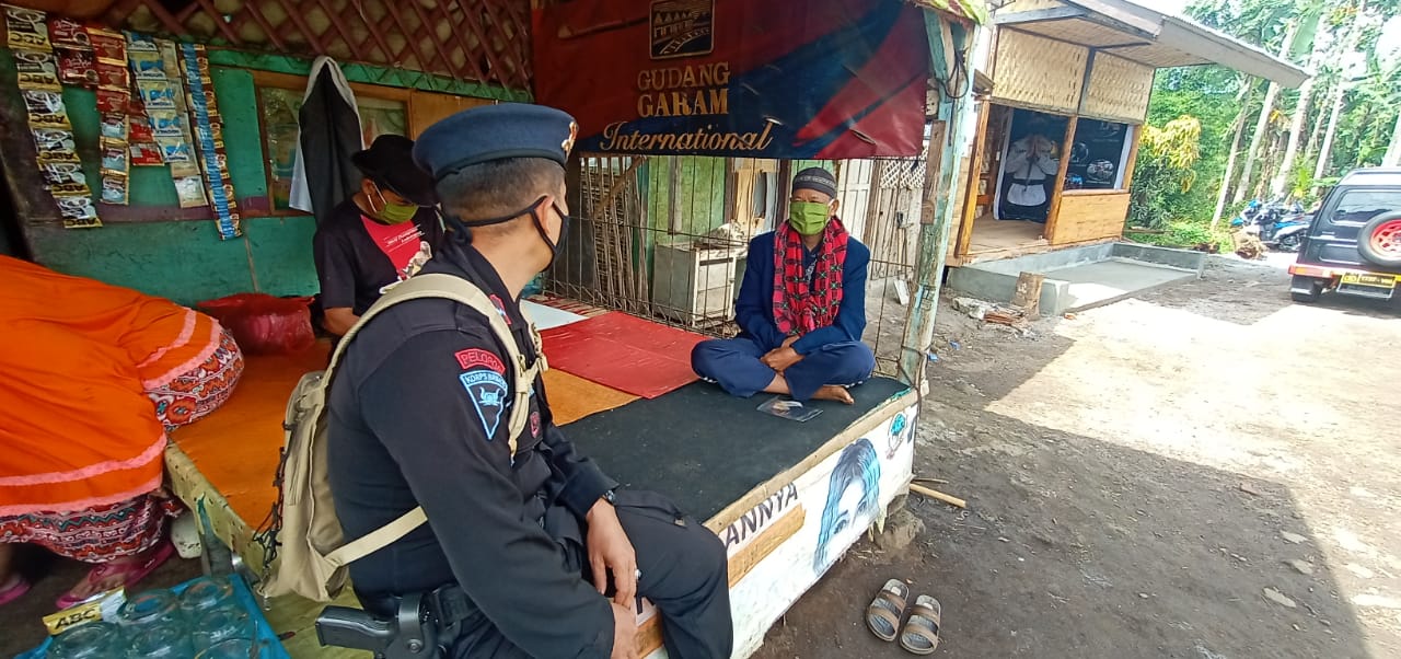 Sambangi Desa Mekarlaksana, Brimob Jabar Ingatkan Penerapan Prokes Ditengah PPKM