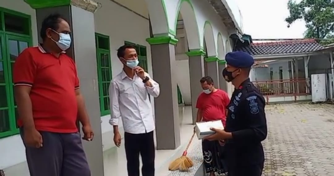 Brimob Jabar Datangi Warga Winong Dan Bagikan Masker Gratis