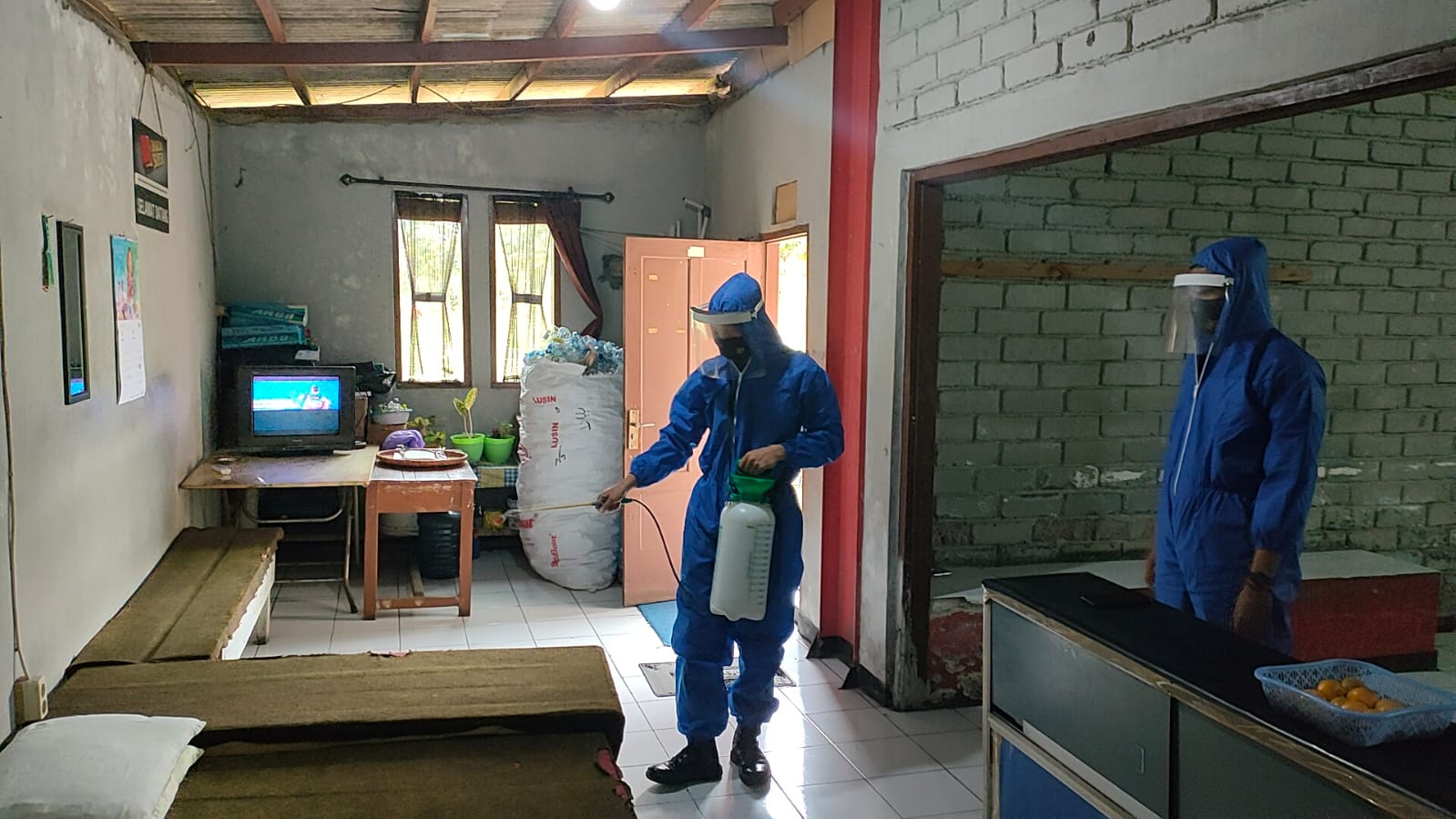Peka Terhadap Lingkungan Sendiri, Brimob Jabar Semprotkan Disinfektan Mencegah Penyebaran Covid-19