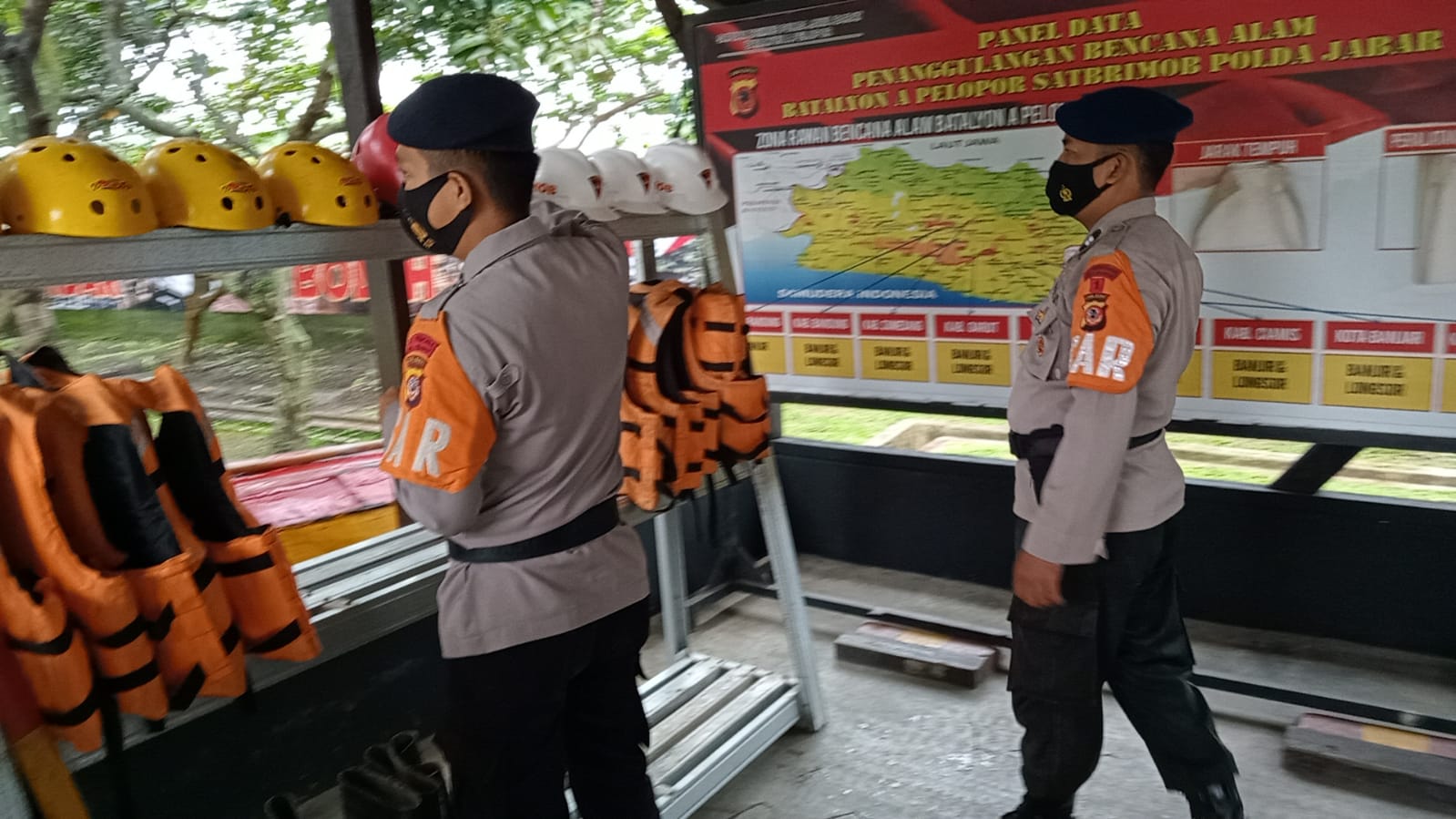 Intensitas Hujan Cukup Lebat, Piket Sar Batalyon A Pelopor Satbrimob Jabar Siaga Bencana Banjir