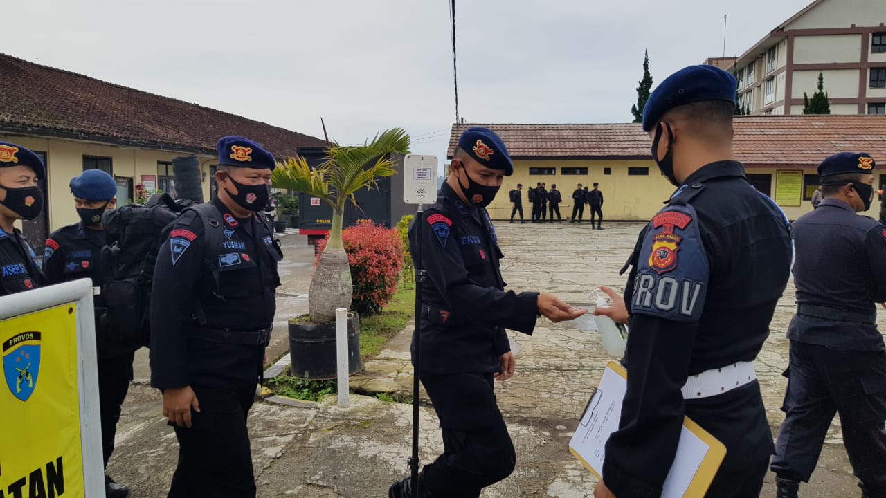 Pastikan Kesehatan Anggota Brimob Jabar Sebelum Bekerja