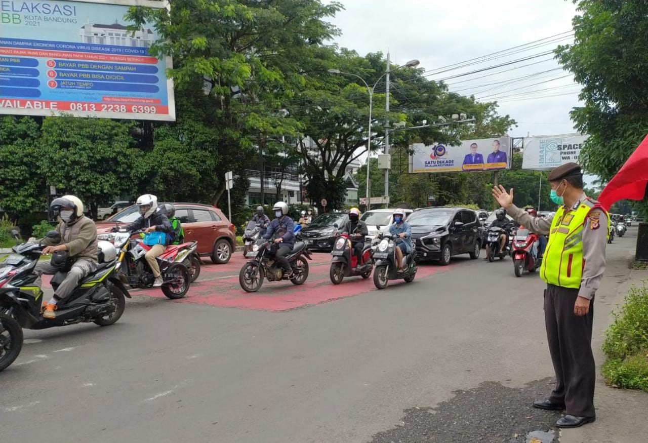 Antisipasi Kemacetan Akhir Pekan Polsek Lengkong Laksanakan Yanma dan Pengaturan Arus Lalu Lintas