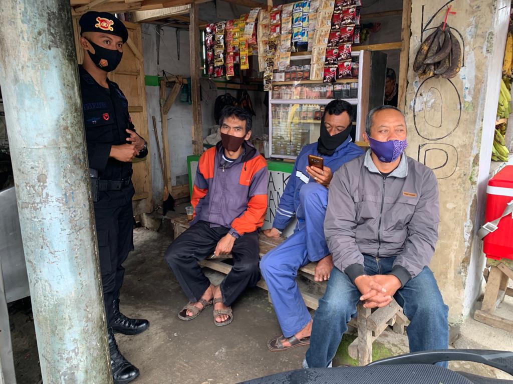 Brimob Jabar Ingatkan Kepada Masyarakat Agar Selalu Menggunakan Masker Saat Beraktivitas Diluar Rumah
