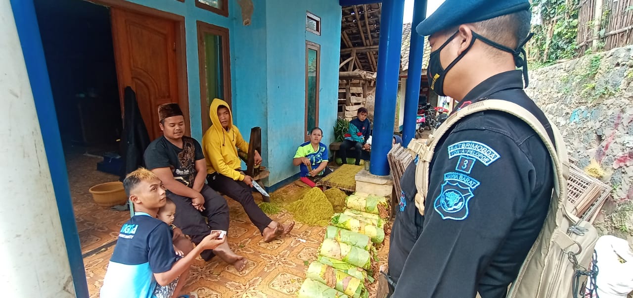 Patroli Sambang Brimob Jabar, Ingatkan Warga Terapkan 3M Guna Mencegah Resiko Terpapar Covid-19
