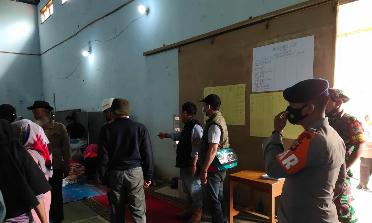 Bersama Relawan Bencana Brimob Jabar Bantu Evakuasi Warga Ke Rumah Masing-masing