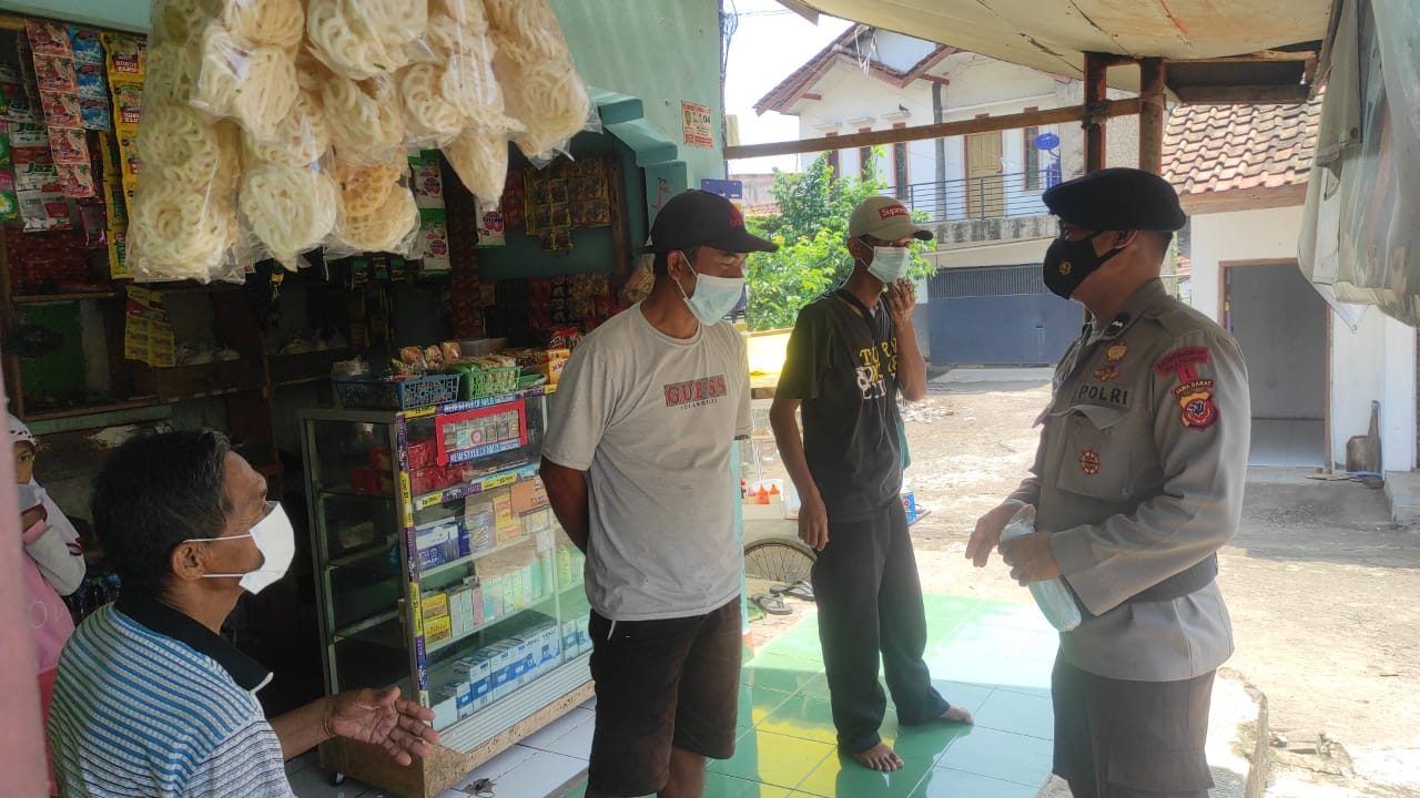 Brimob Jabar Melaksanakan Himbauan Pentingnya Memakai Masker Di Lingkungan Masyarakat