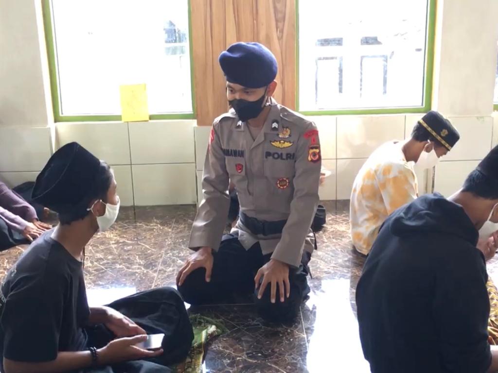Kegiatan Brimob Ramah Anak Indonesia Untuk Bantu Anak Sekolah Kurang Mampu Di Kab. Garut