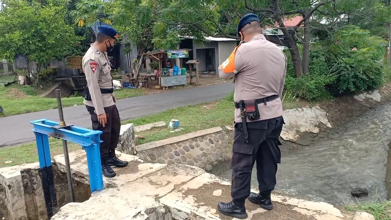 Tingginya Intensitas Hujan, Tim SAR Brimob Jabar Cek Debit Air Sungai