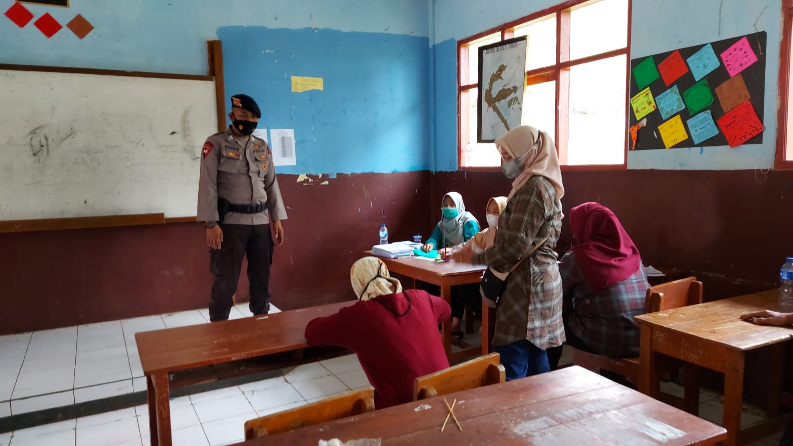 Brimob Jabar Patroli Sosialisasikan Penerapan Protokol Kesehatan Ditengah Pandemi Covid-19