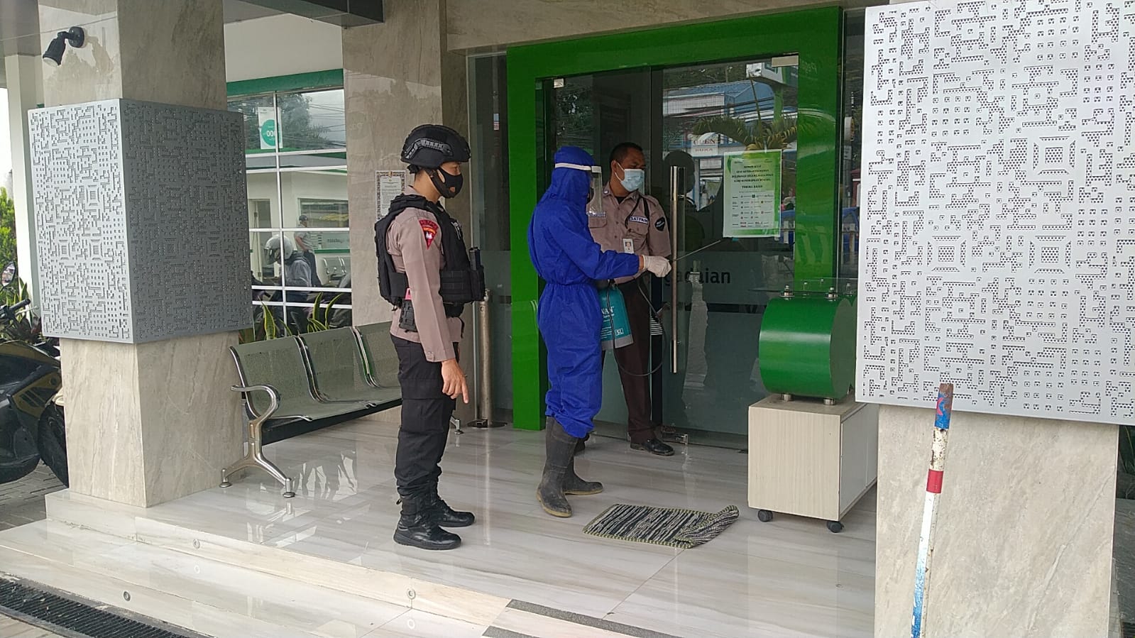 Cegah Penyebaran Covid-19, Brimob Jabar Semprotkan Disinfektan Ke Kantor Pegadaian Pacet