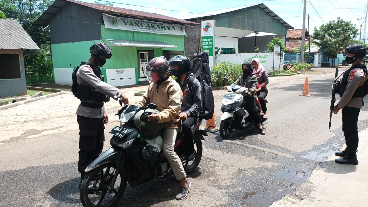 Ancaman Covid-19 Masih Mengintai, Patroli Brimob Jabar Perketat Projes Warga Di Kampung Jangari