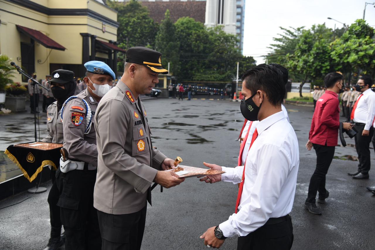 Kapolrestabes Bandung Berikan Penghargaan Kepada Anggota Berprestasi
