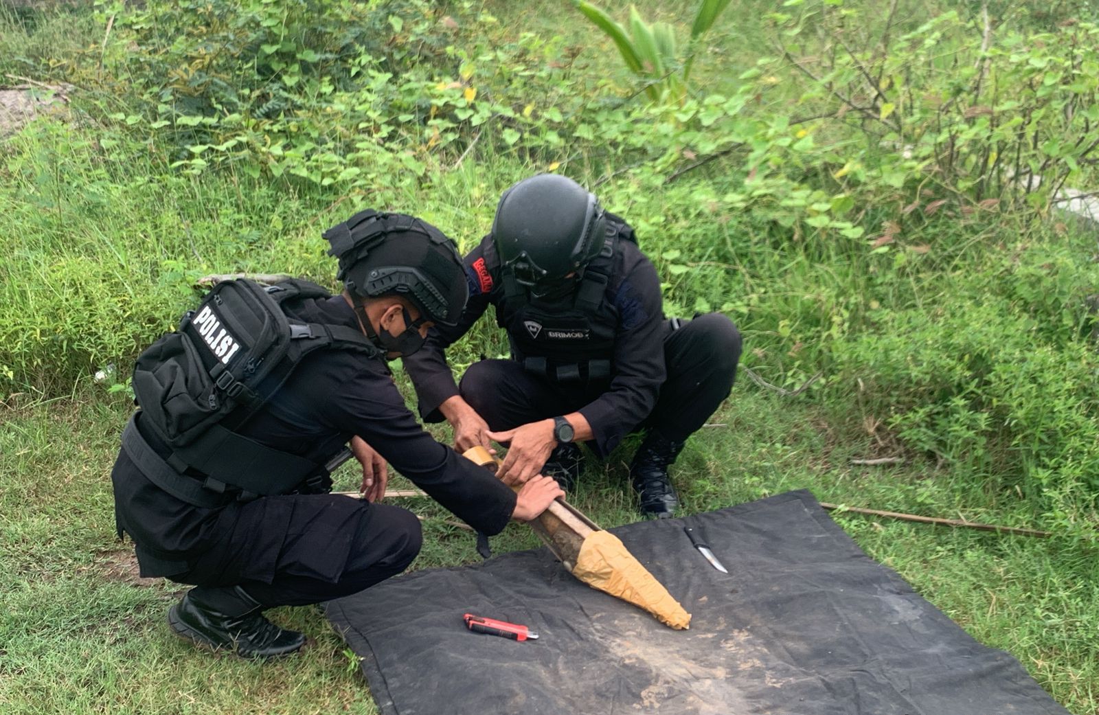 Unit Jibom Den Gegana Satbrimob Jabar Amankan Temuan Mortir di Indramayu