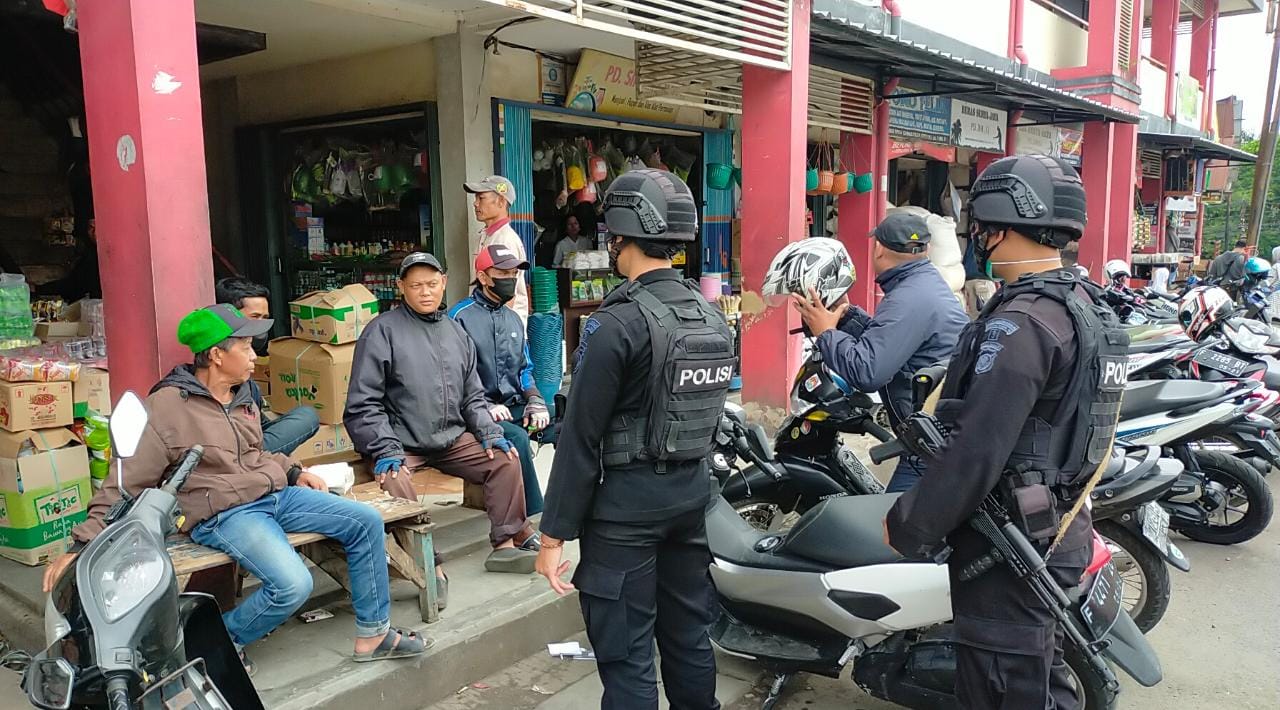 Brimob Jabar Tak Henti-hentinya Himbau Masyarakat Cipanas Untuk Selalu Patuhi Protokol Kesehatan