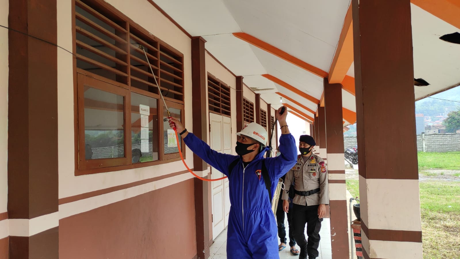 Penyemprotan Disinfektan Di SMPN 4 Jatinangor Untuk Mencegah Penyebaran Covid-19