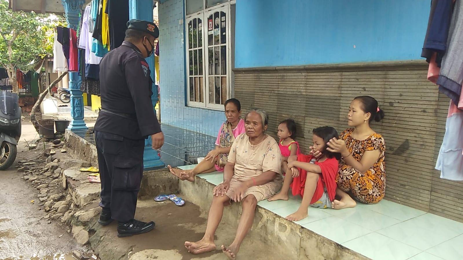 Brimob Jabar Gencarkan Patroli Prokes Kepada Lansia Agar Tak Tertular Corona