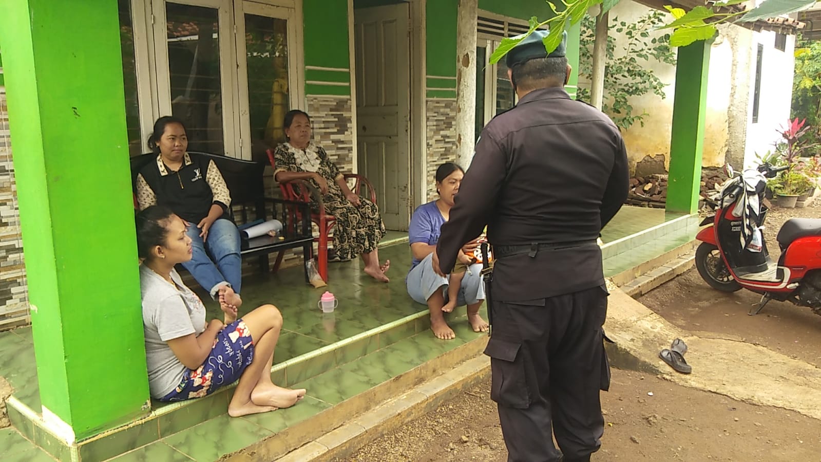 Dilaksanakan Door To Door, Personil Brimob Jabar Himbau Dan Sosialisasi Penerapan Prokes