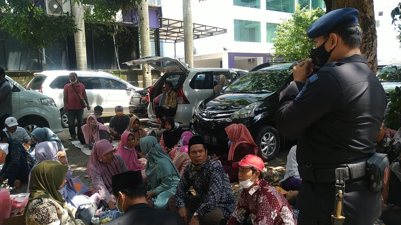 Temui Warga, Dengan Penuh Semangat Brimob Jabar Ingatkan Warga Untuk Gunakan Masker 