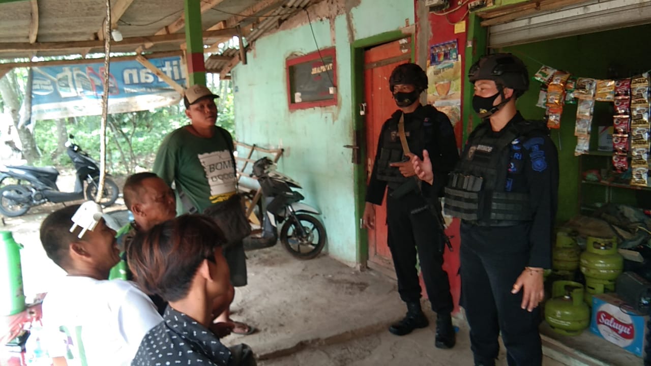 Tim Patroli Covid-19 Brimob Jabar Terus Berikan Edukasi Terkait Protokol Kesehatan Kepada Masyarakat