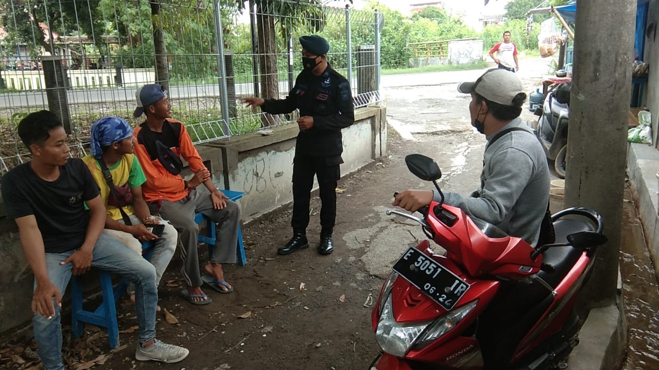 Mulai Berkurangnya Kesadaran Masyarakat Memakai Masker, Personil Brimob Jabar Ingatkan Warga Tetap Taat Prokes