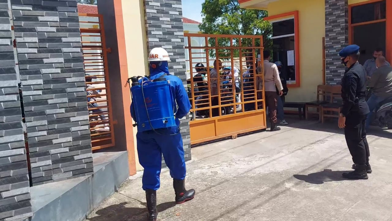 Brimob Jabar Laksanakan Penyemprotan Disinfektan Di Area SMKN 2 Garut