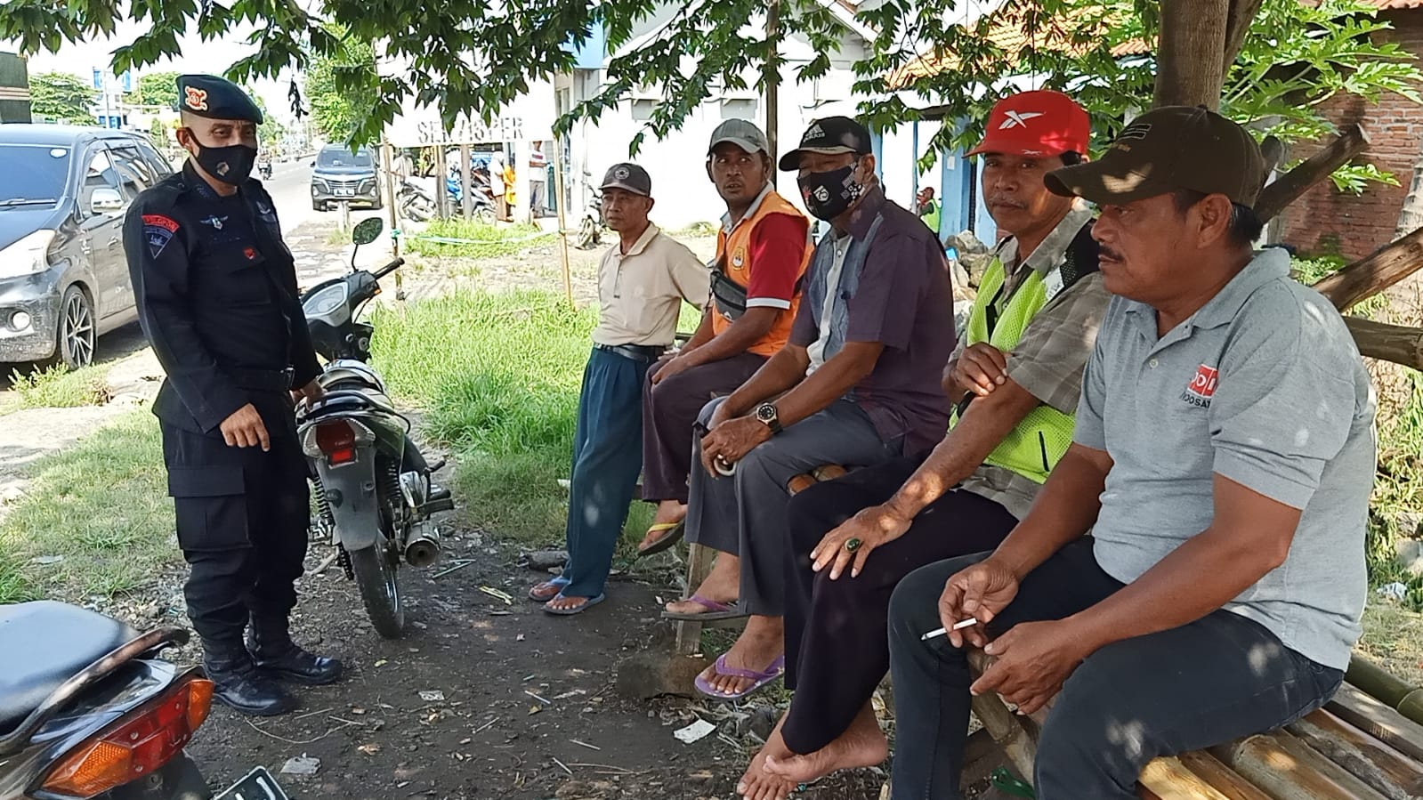 Brimob Jabar Bagikan Masker Gratis Kepada Para Tukang Ojek