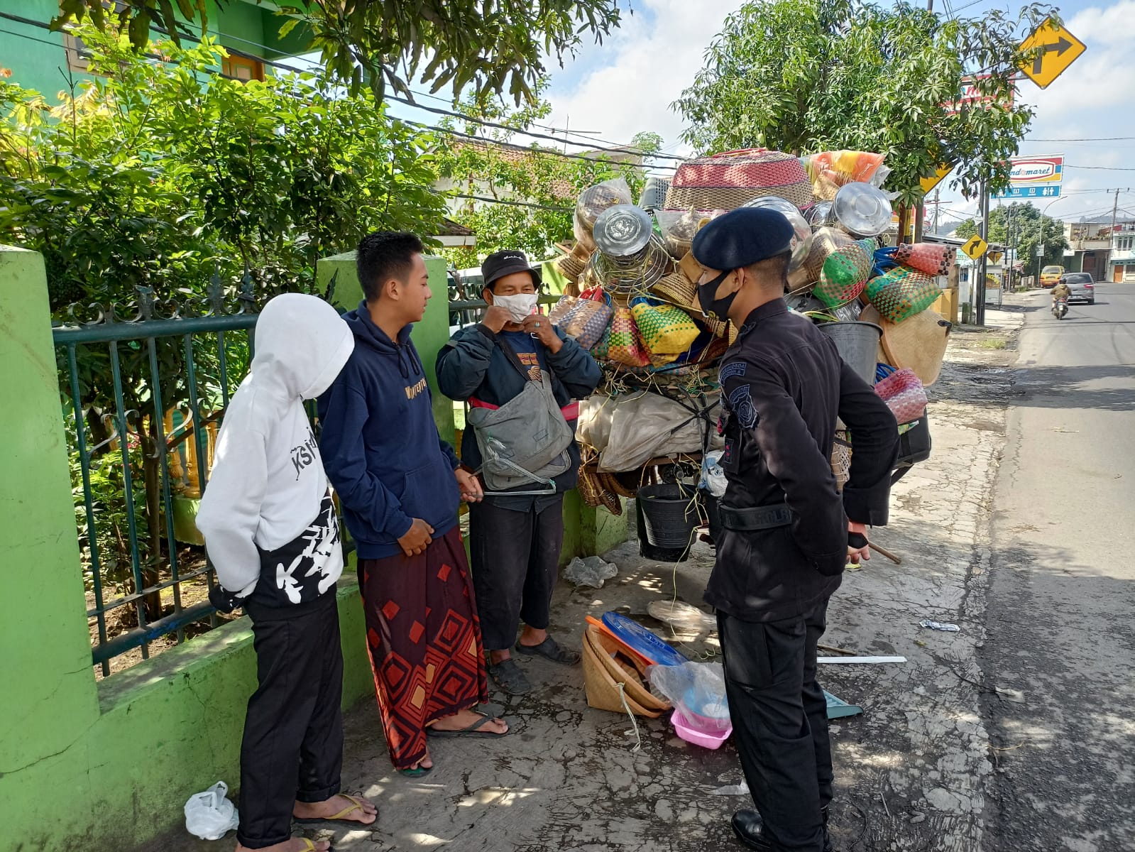 Brimob Jabar Ingatkan Masyarakat Agar Selalu Patuhi Protokol Kesehatan Dengan Selalu Gunakan Masker