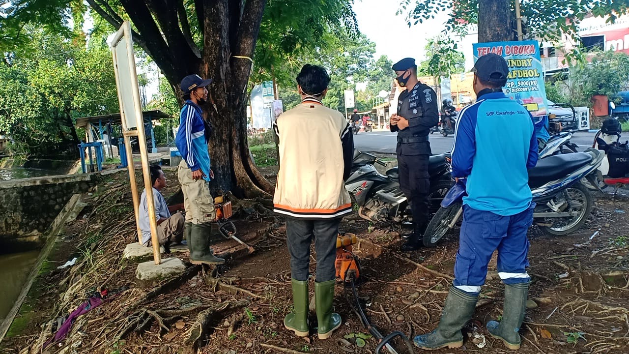 Cegah Penularan Virus Covid-19, Brimob Jabar Sambangi Petugas Kebersihan Sampaikan Protokol Kesehatan
