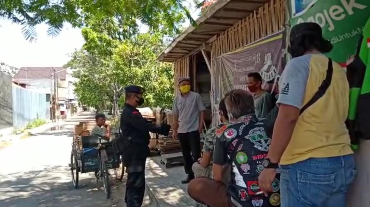Personil Kompi 4 Batalyon C Pelopor Memberikan Himbauan Kepada Pengemudi Ojek Online
