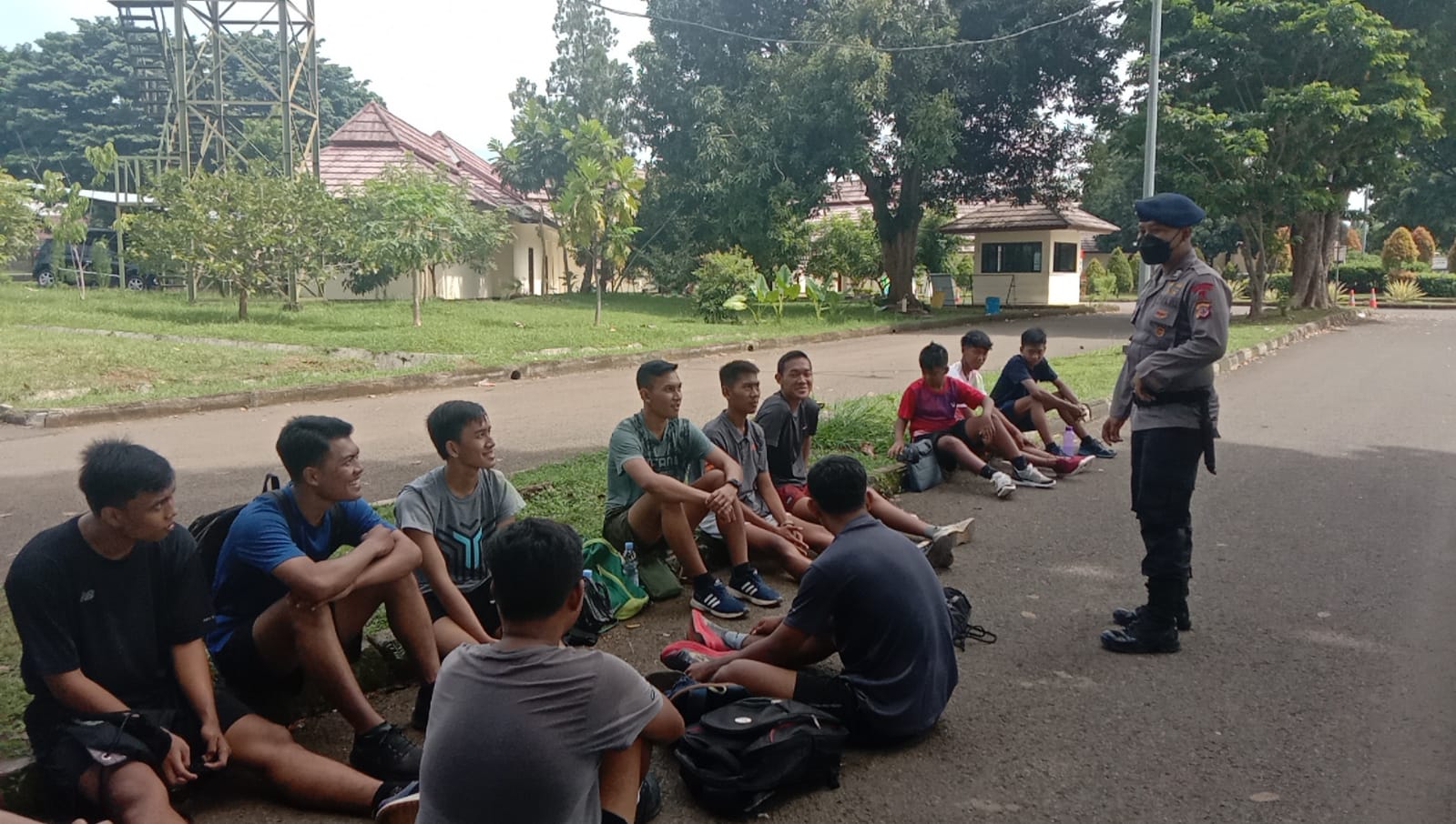Personil Brimob Polda Jabar, Berikan Himbauan Prokes Kepada Remaja di Kawasan Stadion Bima