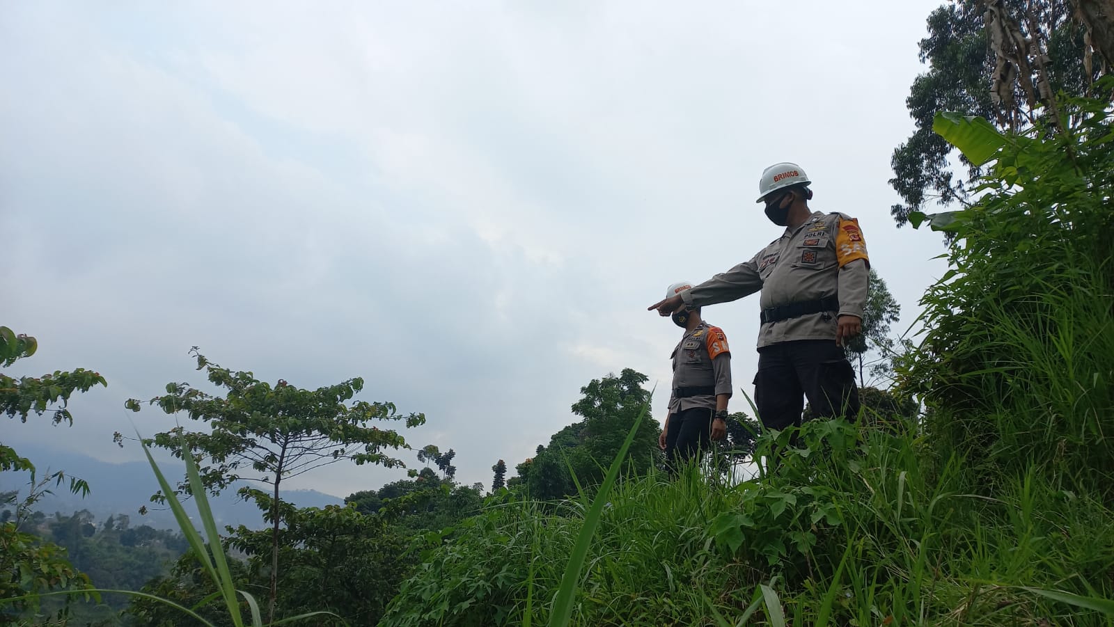 Brimob Polda Jabar Cek Tebing Rawan Longsor 