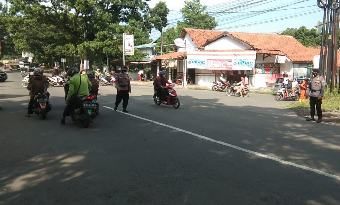 Turun Tangan Langsung, Brimob Jabar Gatur Lalin Antisipasi Terjadinya Kemacetan Pagi Hari