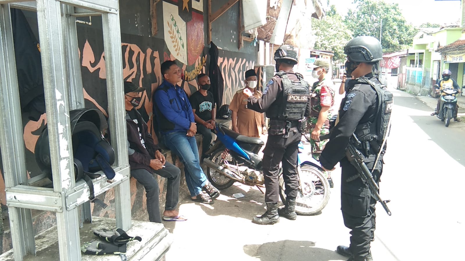 Patroli Brimob Jabar Bersinergi Bersama TNI Dan Isntansi Pemerintah Berikan Himbauan Kepada Masyarakat