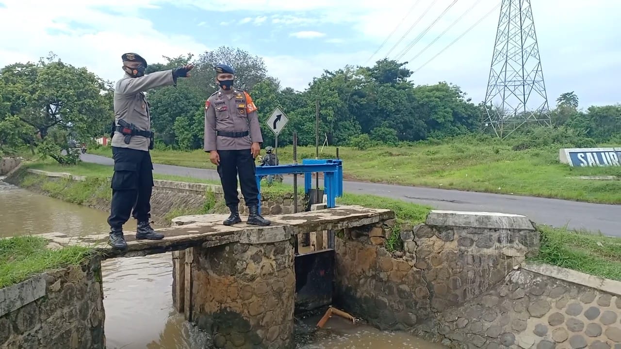 Antisipasi Terjadi Bencana Banjir, Brimob Jabar Rutin Kontrol Pintu Air Saluran Sekunder