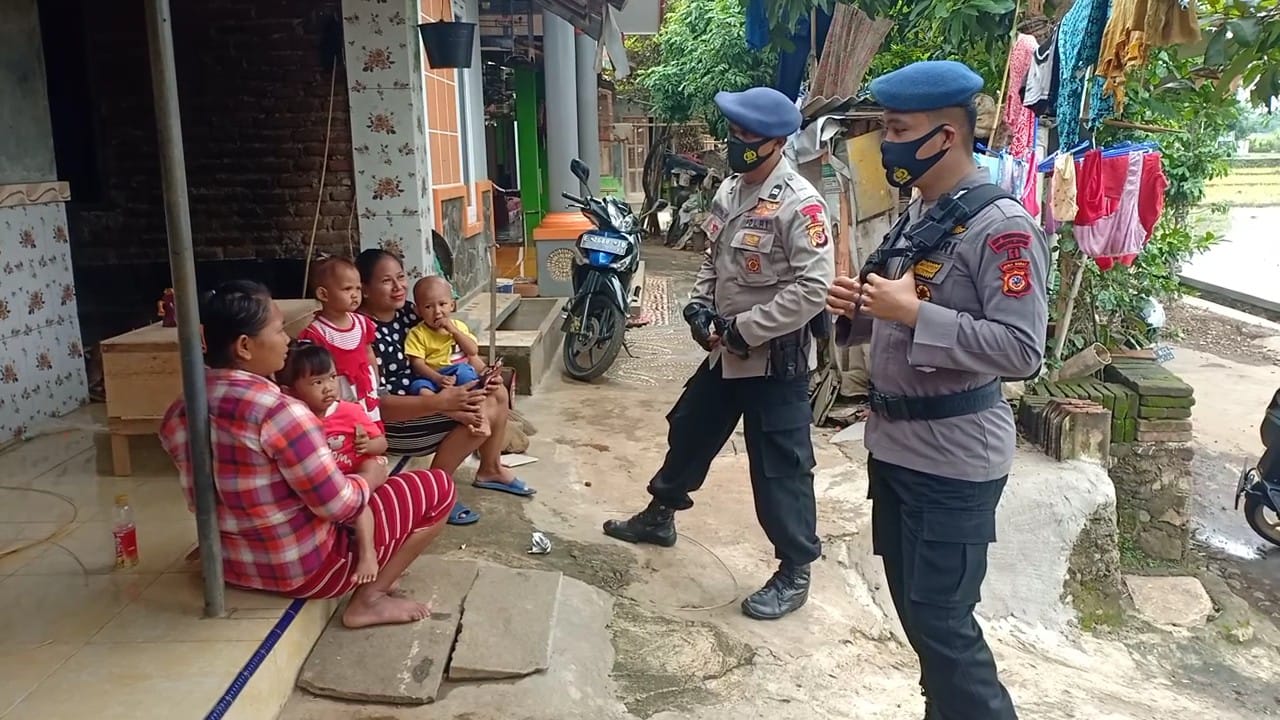 Personil Brimob Jabar, Kunjungi Dan Sosialisasikan Protokol Kesehatan Warga Di Desa Binaan