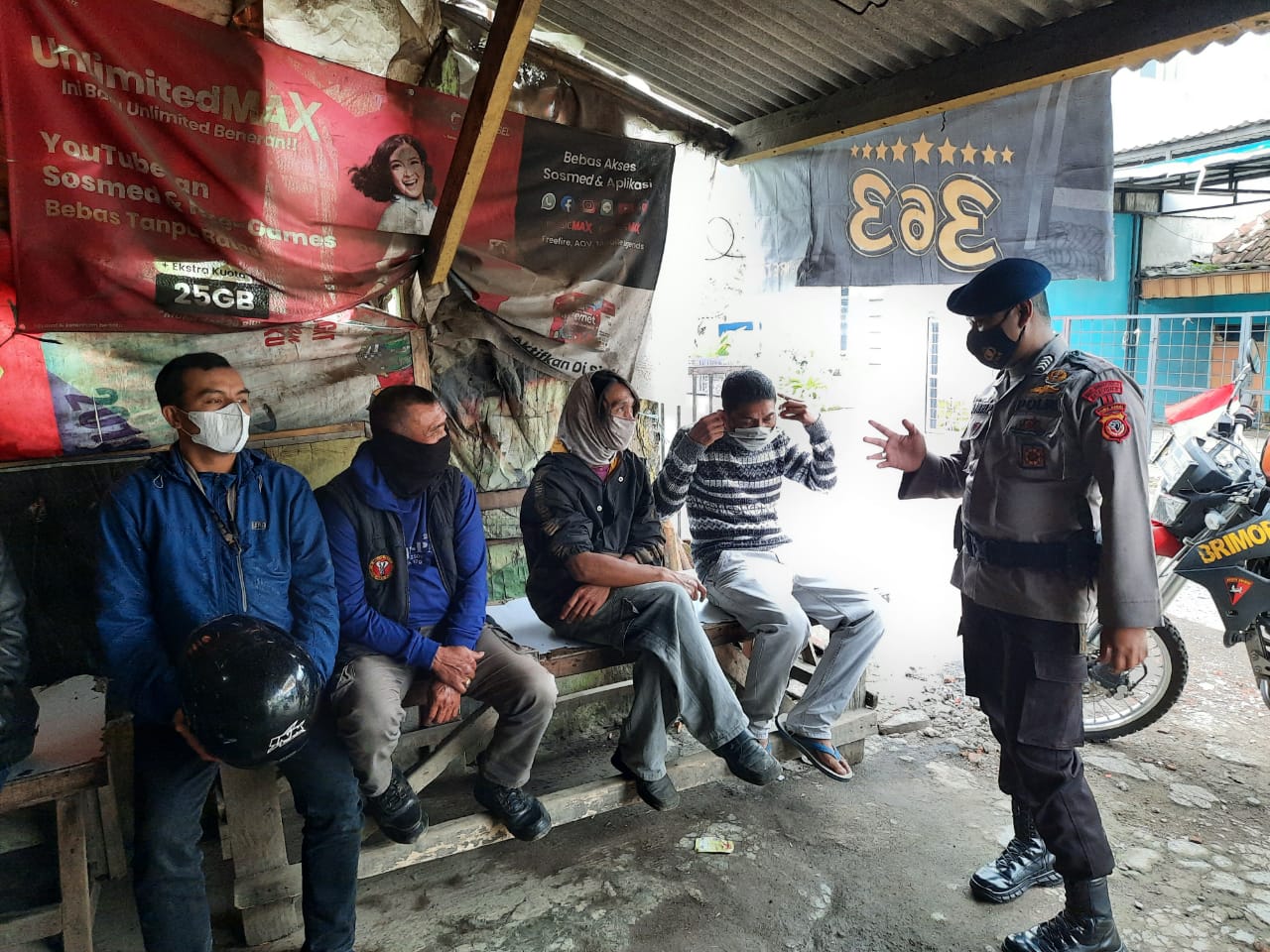 Sambangi Pangkalan Ojek Pasar Ahad, Personel Brimob Jabar Beri Himbauan Pencegahan Covid-19