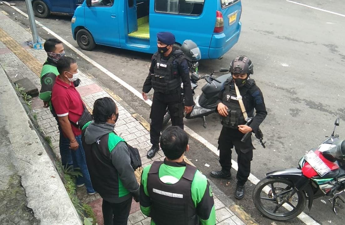 Perangi Covid-19, Brimob Jabar Berikan Edukasi Himbauan Kepada Driver Ojol Di Wilayah Cipanas