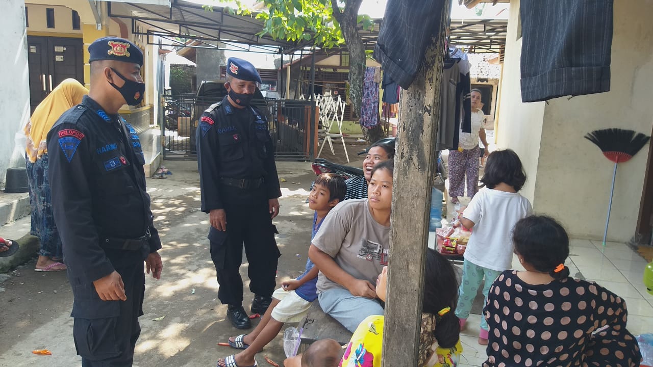 Patroli Ke Perkampungan, Brimob Jabar Berikan Pengertian Kepada Masyarakat Tentang Prokes