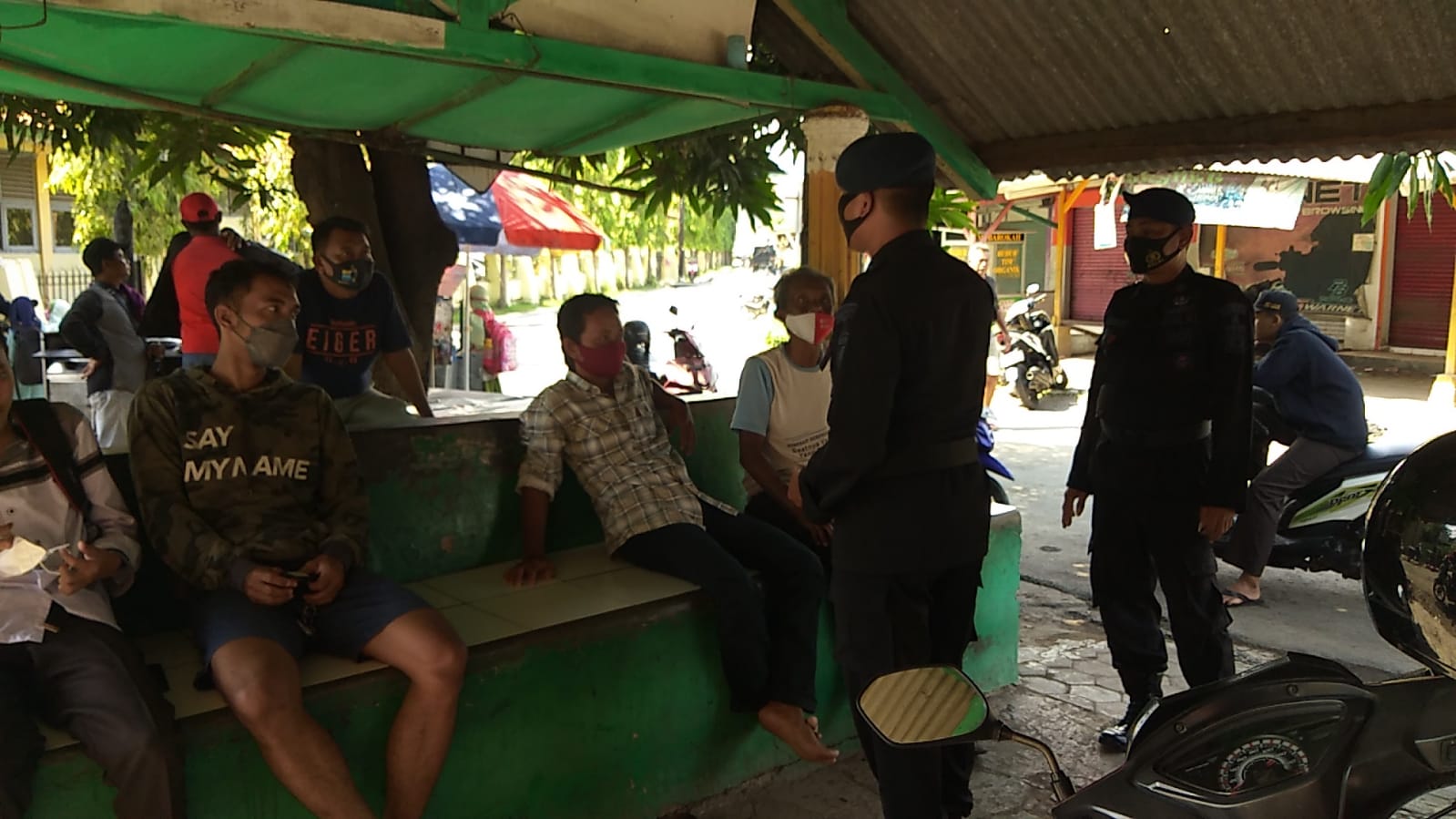 Ojek Pangkalan Jadi Sasaran Brimob Polda Jabar Diberi Edukasi Protokol Kesehatan