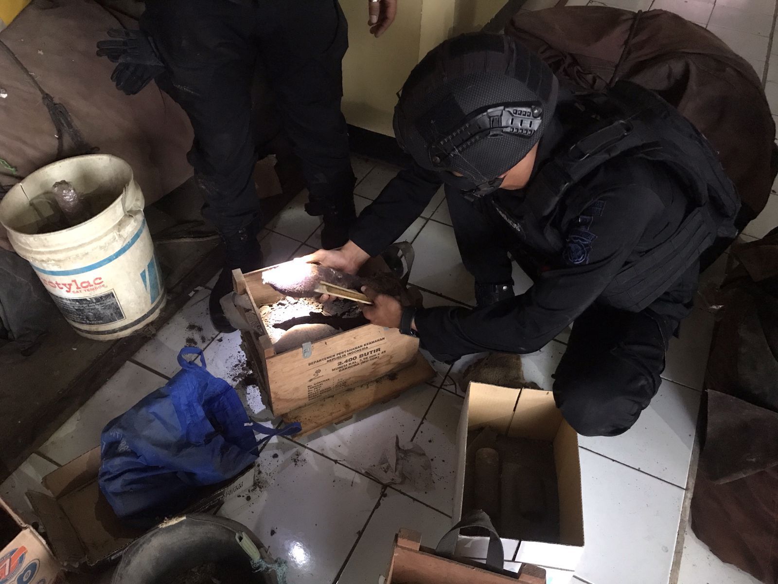 Unit Jibom Detasemen Gegana Satbrimob Jabar Amankan Bom Yang Ditemukan Warga Garut