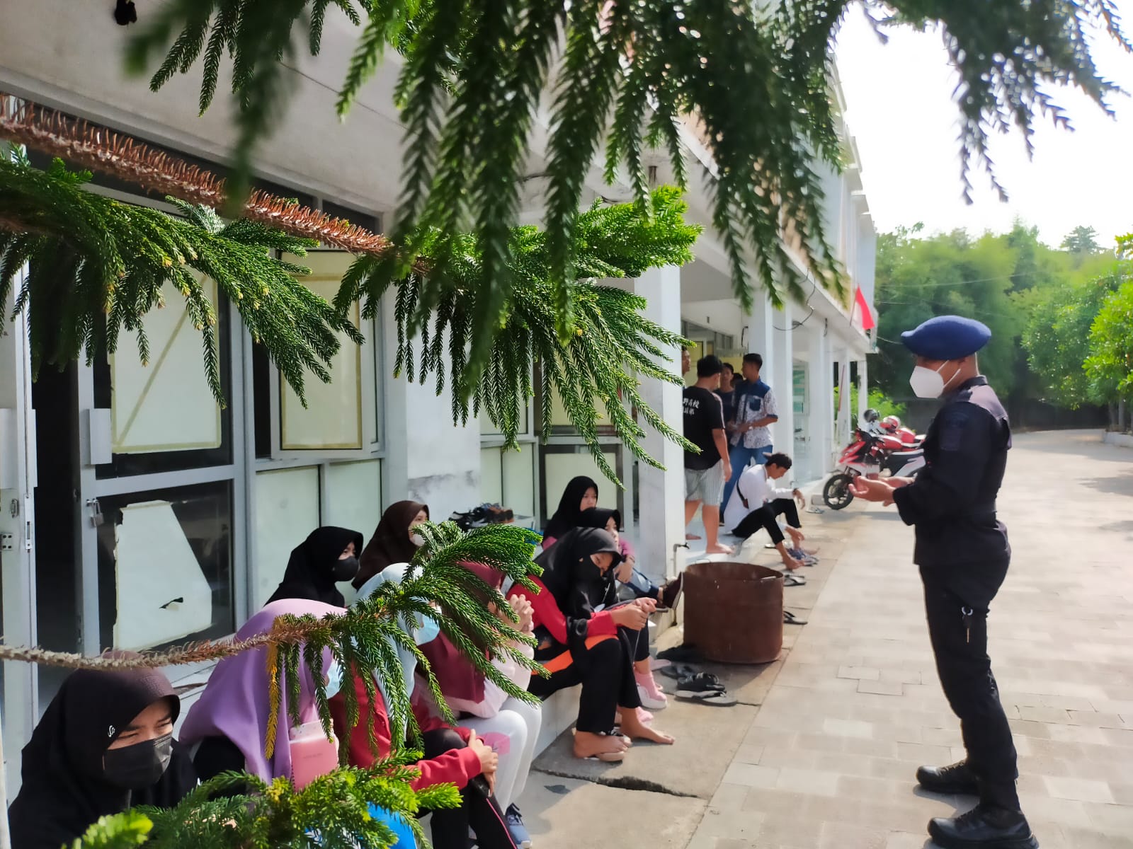 Bhakti Brimob Kepada Masyarakat Brimob Jabar Berikan Himbauan Tentang Covid-19 Kepada Anak Muda