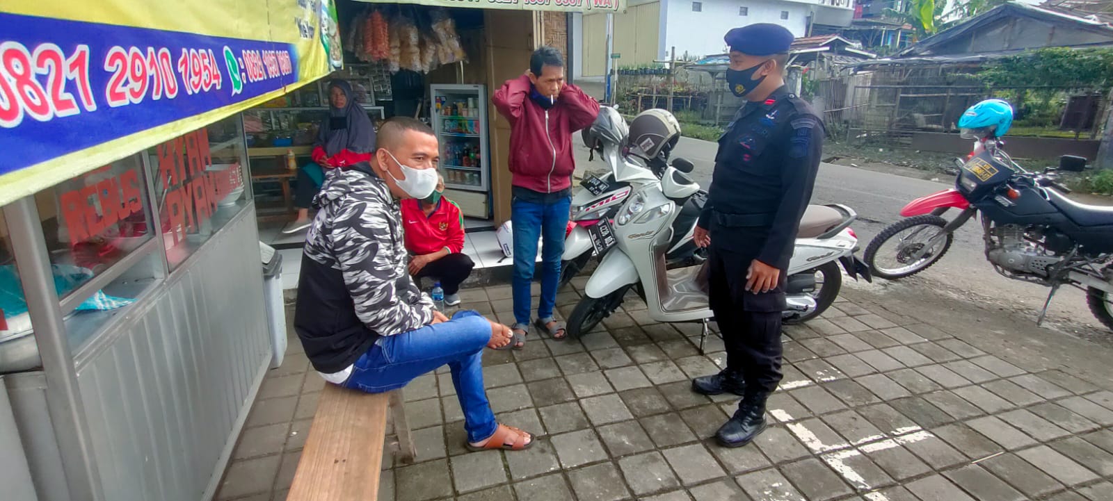 Brimob Jabar Tegur Masyarakat Yang Tidak Memakai Masker Ketika Beraktifitas Diluar Rumah